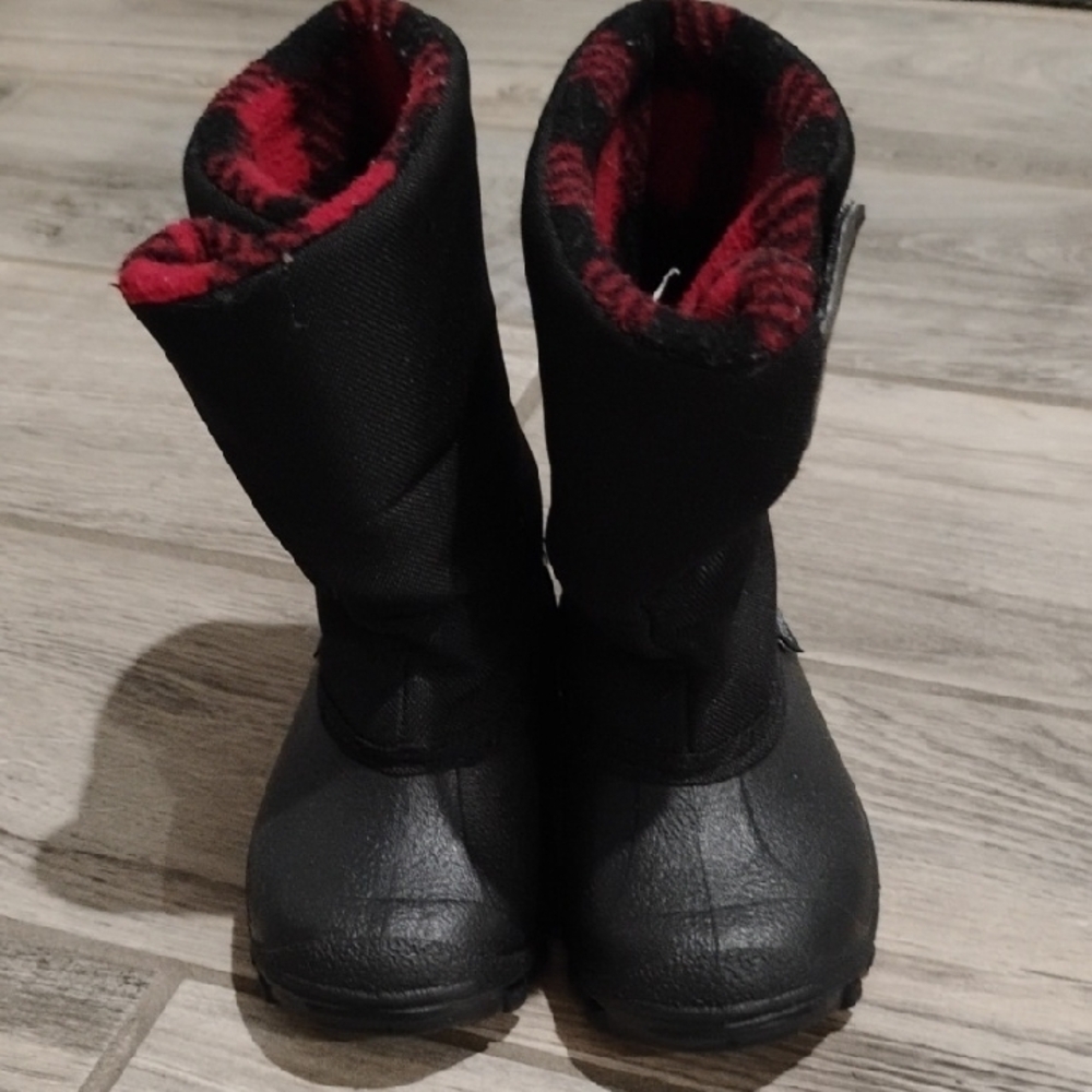 Tundra Boys Black and Red Winter Boots Size 6